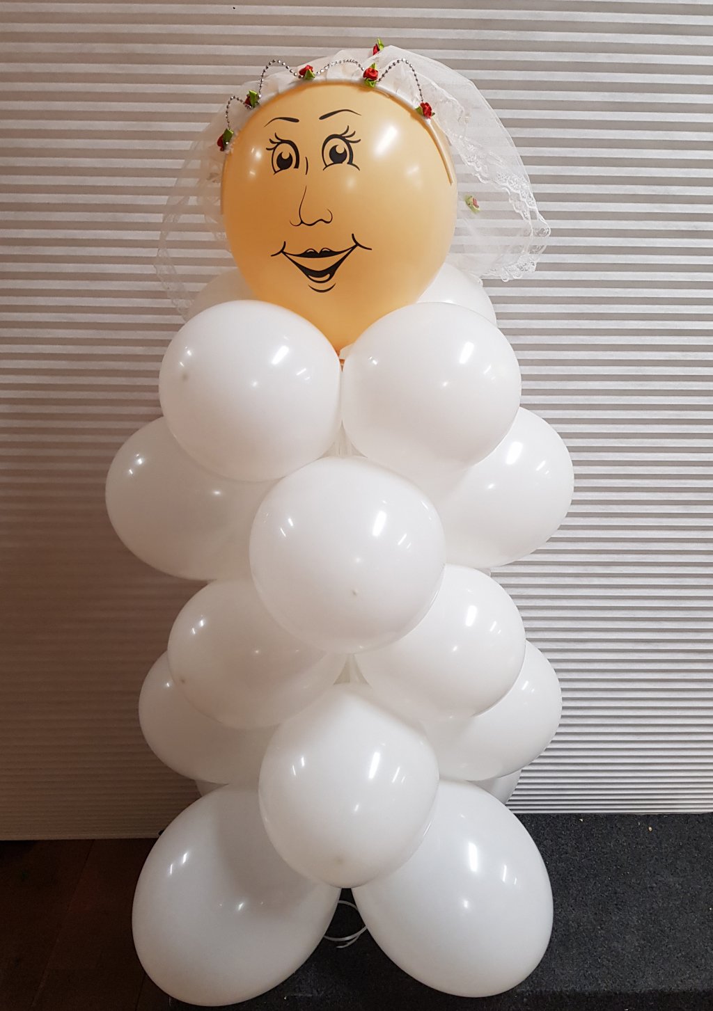 Bruid van ballonnen foto